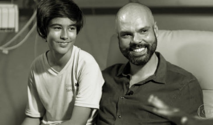 Bruno Covas ao lado do filho durante entrevista para o Fantástico na Globo (Foto: Reprodução)