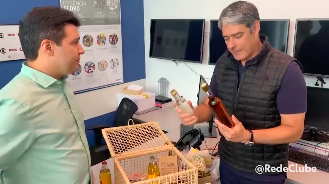 William Bonner ganhou mais duas cachaças para completar sua coleção (Reprodução/Instagram)