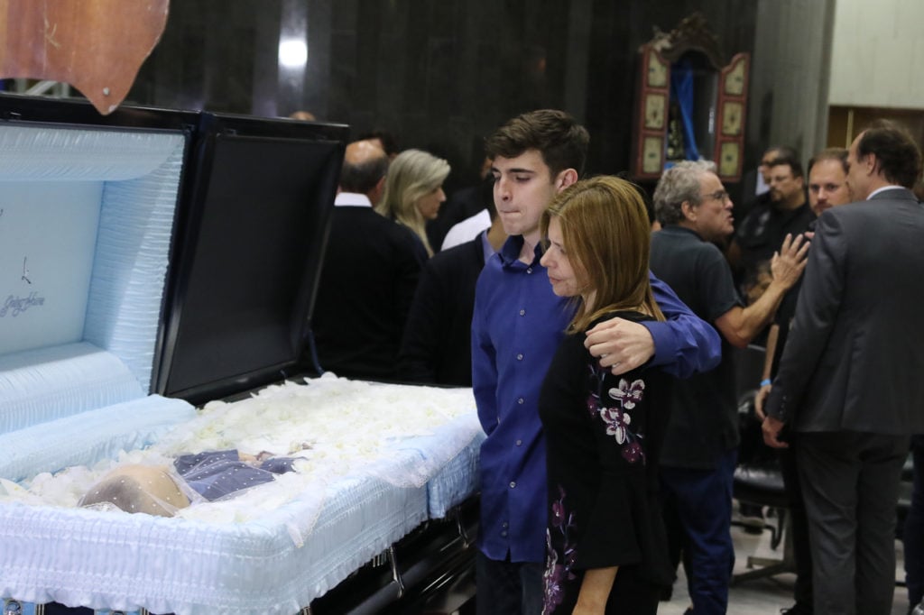 João Augusto, filho de Gugu, junto com a mãe, Rose Miriam, ao lado do caixão do pai, Gugu Liberato (Foto: Francisco Cepeda e Thiago Duran/ AgNews)