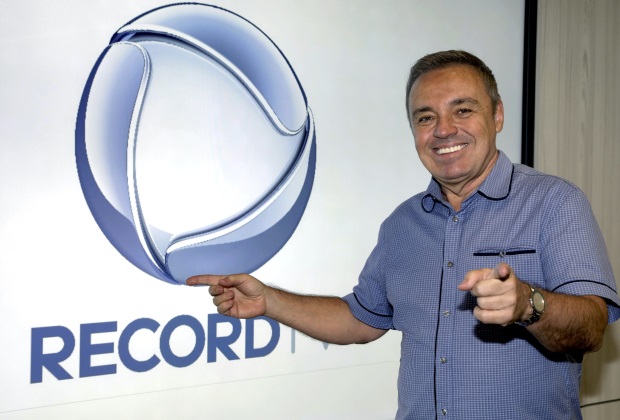 Gugu Liberato apresentava o programa Canta Comigo, na Record (Foto: Reprodução)