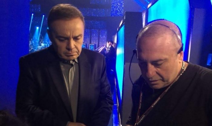 Gugu e o diretor de TV Goiabinha durante as gravações do Canta Comigo (Imagem: Divulgação)