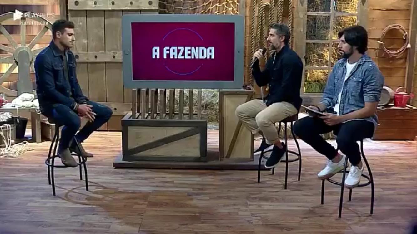 Guilherme Leão e Marcos Mion durante a Cabine de Descompressão após a eliminação em A Fazenda da Record (Reprodução: PlayPlus)