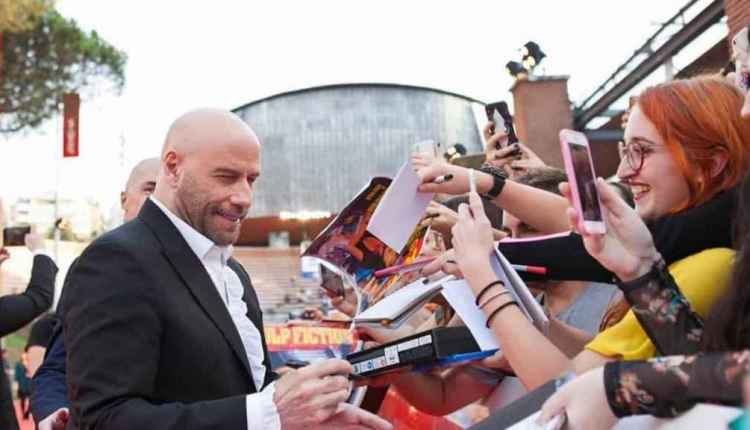 O ator John Travolta causou polêmica ao cobrar dois mil reais para tirar fotos com os fãs (Imagem: Reprodução)