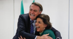 A jornalista Leda Nagle ao lado do presidente Jair Bolsonaro (Foto: Reprodução)