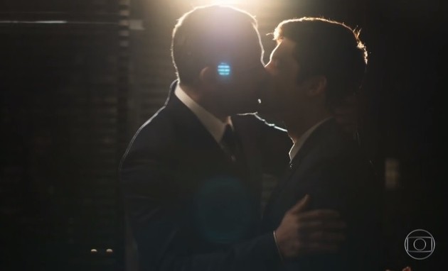 Malvino Salvador e Guilherme Leicam se beijando no último capítulo de A Dona do Pedaço (Foto: Reprodução)