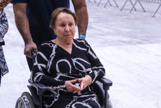 Maria do Céu, mãe de Gugu está bastante inconsolável (Foto: AgNews)