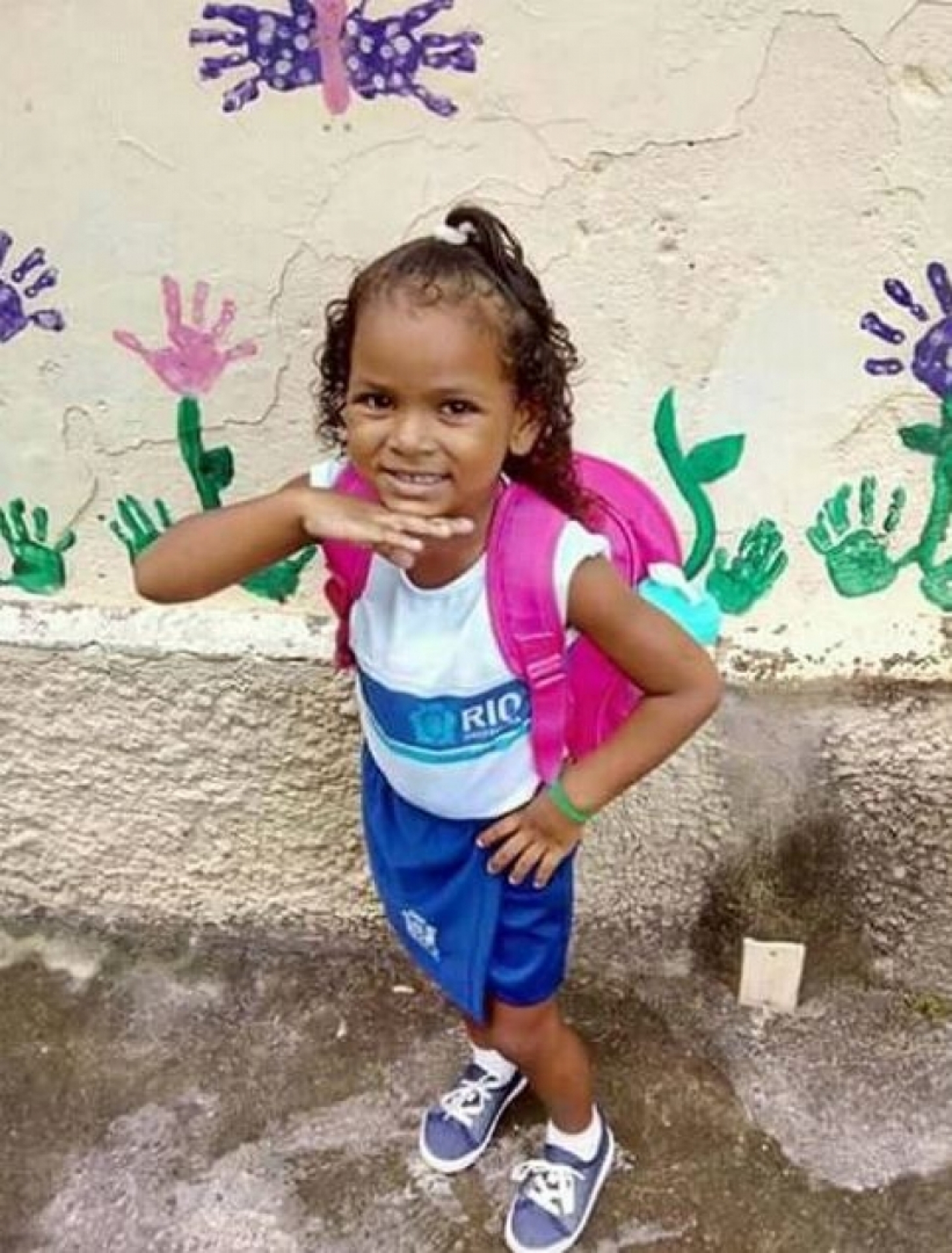 Pagodeiro ajuda família de Ketellen Umbelino de Oliveira Gomes, de 5 anos, morreu na madrugada desta quarta-feira no Hospital municipal Albert Schweitzer, em Realengo (Foto: Reprodução)