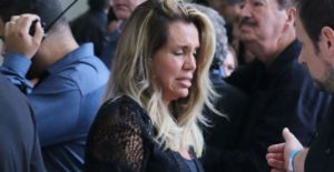 Renata Banhara vai aos prantos próximo ao caixão de Gugu (Imagem: Francisco Cepeda/AgNews)