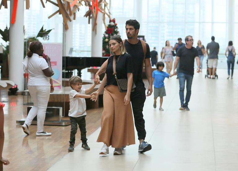Rômulo Estrela com a esposa e o filho em shopping (Foto: AgNews)