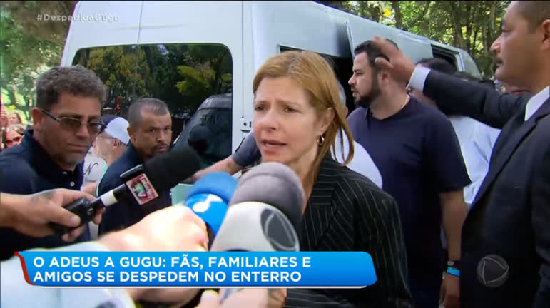 Rose Miriam, esposa de Gugu, dando entrevista a emissoras de TV (Foto: Reprodução/Record)