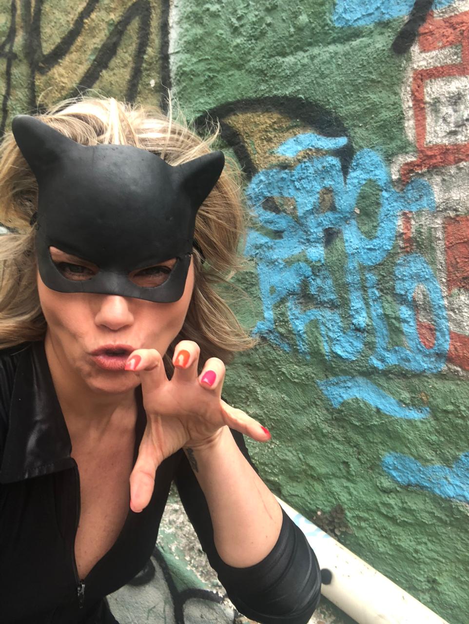 Maria Cândida como a Mulher-Gato no É de Casa (Foto: Reprodução)