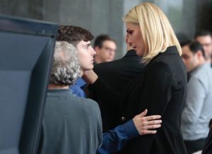 Ana Hickmann conforta João Augusto, filho de Gugu durante o velório do apresentador.