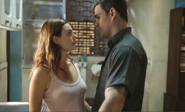 Magno se preocupa com Betina na Globo