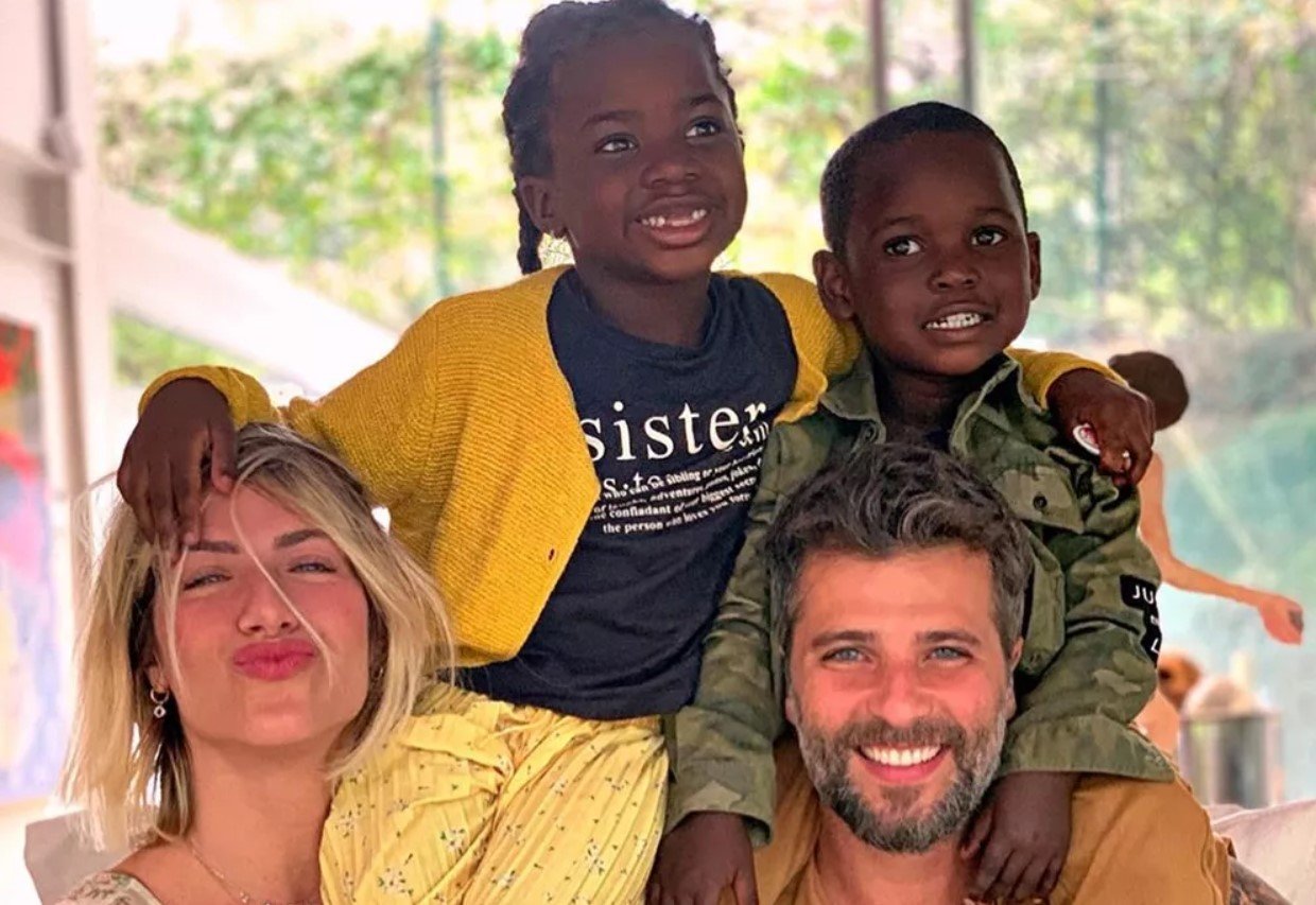 Bruno Gagliasso ao lado da esposa e dos filhos (Foto: Reprodução)