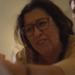 Lurdes (Regina Casé) tem embate com traficante Kátia (Vera Holtz) em Amor de Mãe (Foto: Reprodução/Globo)