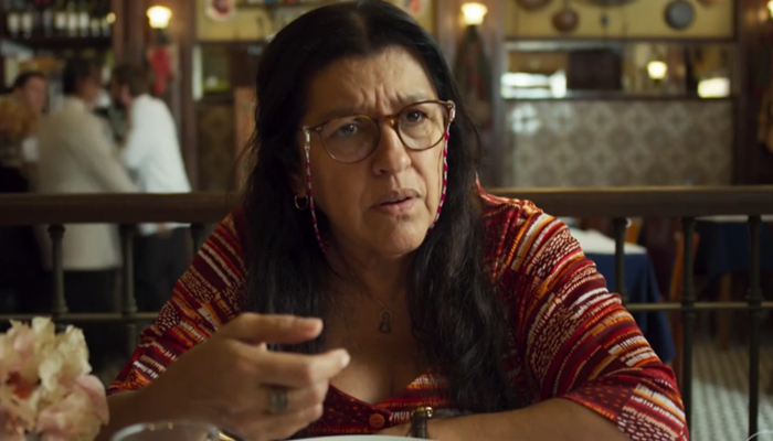 Regina Casé (Lurdes) em cena de Amor de Mãe (Foto: Reprodução/Globo)
