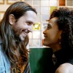Davi se apresenta a Vitória na novela das nove Amor de Mãe (Foto: Reprodução/Globo)