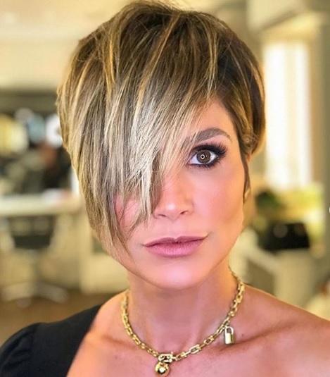 `Atriz Flávia Alessandra surgiu exibindo o seu novo visual