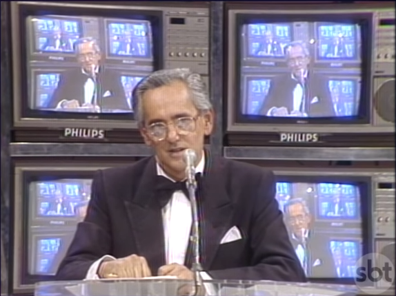 O apresentador Flávio Cavalcanti, no SBT (Imagem: Reprodução)