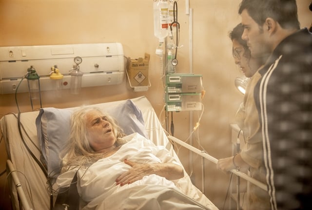 Lurdes (Regina Casé) e Magno (Juliano Cazarré) encontram Kátia (Vera Holtz) na novela Amor de Mãe (Foto: Globo/João Cotta)