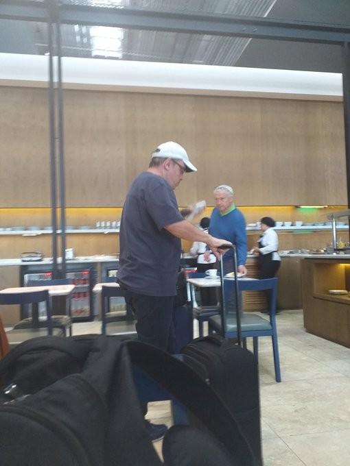 O apresentador estava prestes a embarcar no avião com destino a Orlando, na Flórida (Foto: Reprodução/ Twitter)