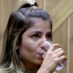Hariany vai à dispensa de A Fazenda para chorar (Foto: Reprodução/Record TV)