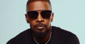 Jamie Foxx surpreende funcionários ao deixar gorjeta de R$ 8 mil em bar: “É raro alguém reconhecer nosso esforço”