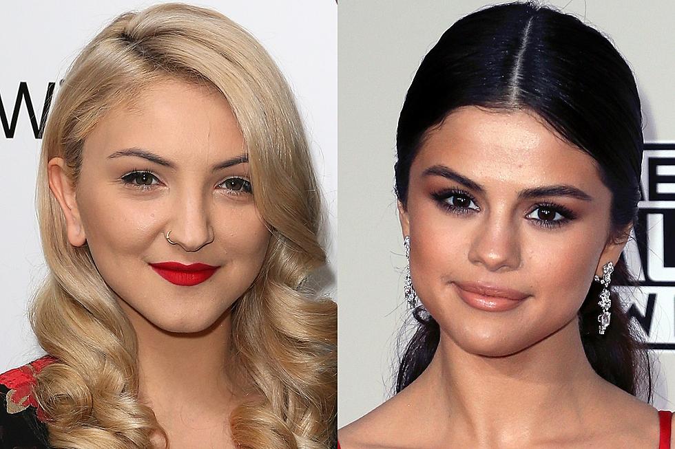 Selena Gomez e Julia Michels trocam beijo durante show e público vai à loucura (Foto: Reprodução)