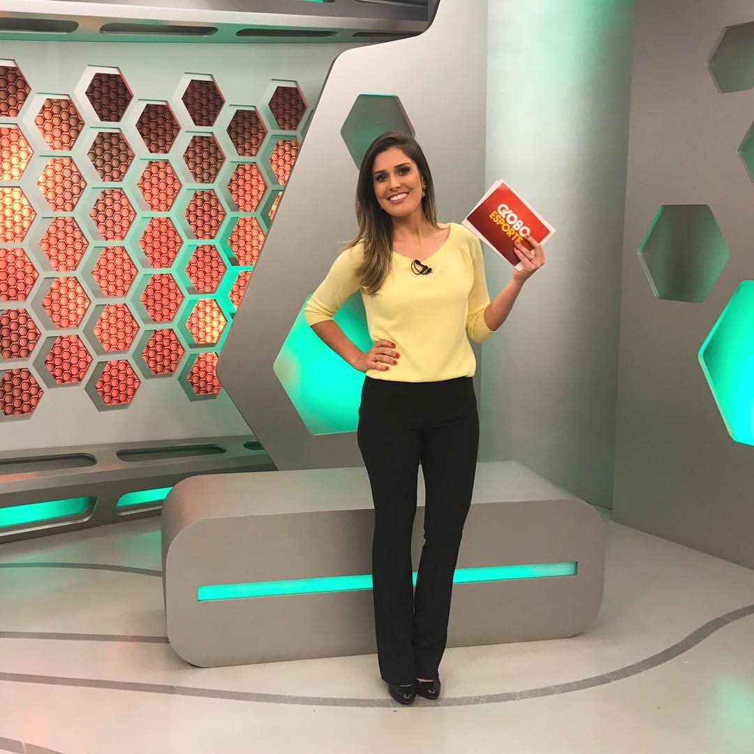 Jornalista da Globo no Rio Grande do Sul, Kelly Costa se atrapalha durante jornal (Imagem: Instagram)