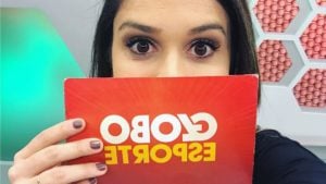 Jornalista da Globo no Rio Grande do Sul, Kelly Costa se atrapalha durante jornal (Imagem: Instagram)