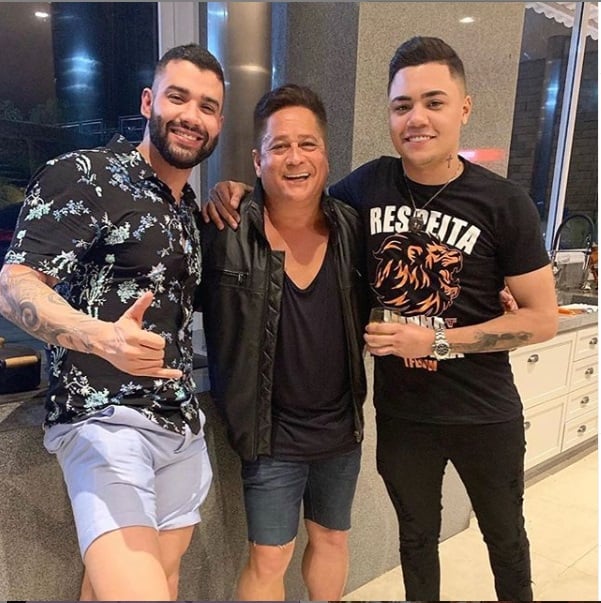 Leonardo posou ao lado de Gusttavo Lima e Felipe Araújo em um clique nas redes sociais (Foto: Reprodução/Instagram)