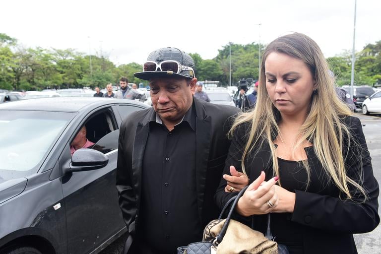 Liminha e esposa no velório do Gugu (Foto: Leo Franco/ AGNews)