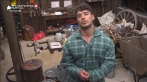 Lucas Viana causa polêmica em A Fazenda e emissora parece não ser importar. Até o momento não se manifestaram (Reprodução: PlayPlus/Record TV)