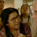 Lurdes e Kátia em cena da novela Amor de Mãe (Foto: Reprodução)