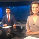 Matheus Ribeiro e Larissa Pereira comandaram o Jornal Nacional no último sábado (09) (Foto: Reprodução)