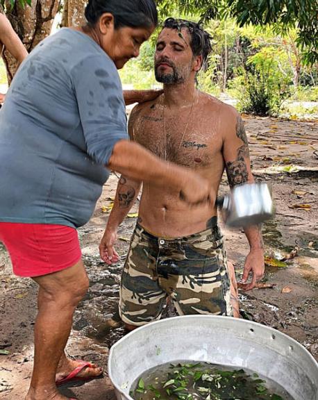 Na Amazônia, Bruno Gagliasso surge em ritual indígena: ''Uma nova vida'' (Reprodução/Instagram)