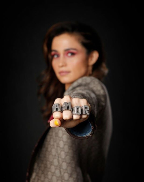 Em clique no Instagram, Nanda Costa revelou estar impactada com comercial de Amor de Mãe em que ela aparece (Foto: Reprodução/ Instagram)