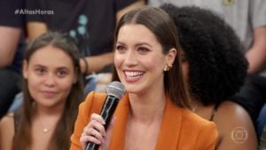 Nathalia Dill no Altas Horas para falar de Fabiana de A Dona do Pedaço (Foto: Reprodução/Globo)