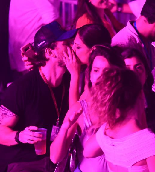 Paloma Bernardi e Dudu Pelizzari se beijaram em cruzeiro (Foto: AgNews)