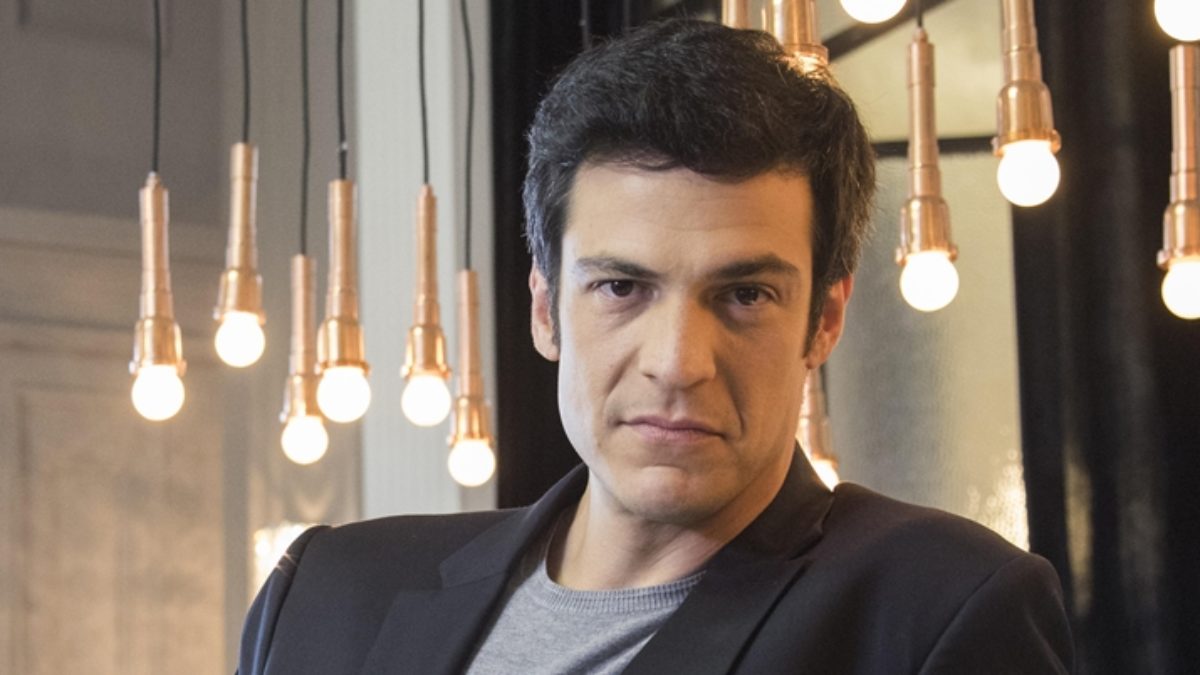 Mateus Solano faz peça de teatro nu, sofre acidente e parte íntima escapa  da roupa