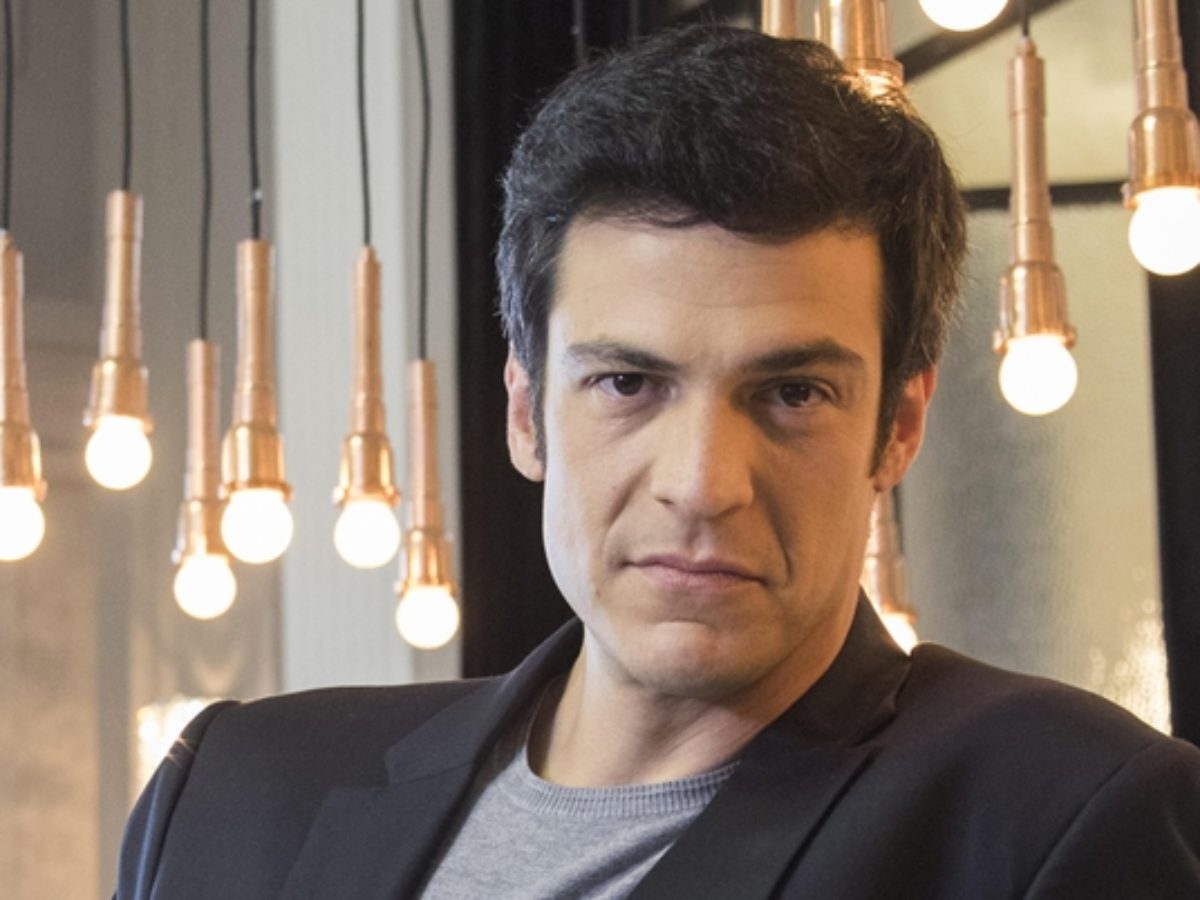 Mateus Solano faz peça de teatro nu, sofre acidente e parte íntima escapa  da roupa