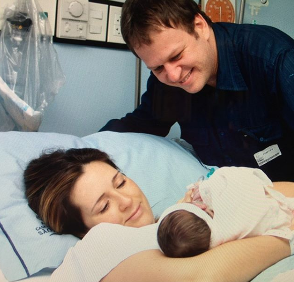 Jornalista da Globo Renata Capucci com filha e marido (Foto: Reprodução)