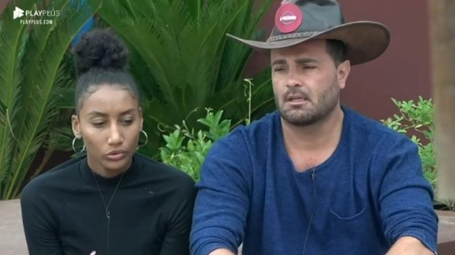 Rodrigo e Sabrina conversaram sobre A Fazenda (Foto: PlayPlus)