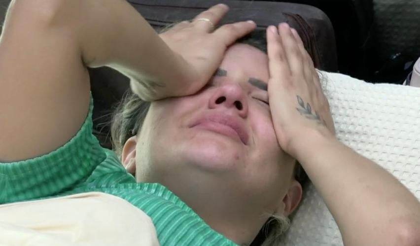 Thayse Teixeira chora com medo de ser eliminada de Roça em A Fazenda 11 da Record (Reprodução: PlayPlus)