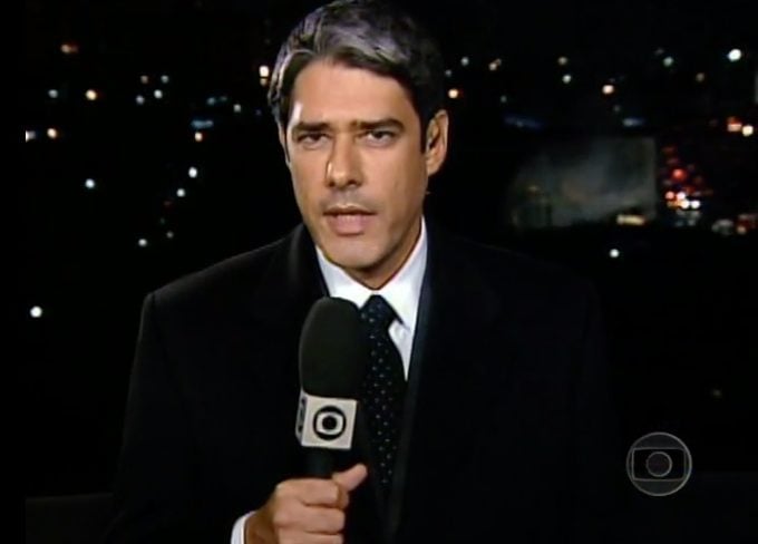 William Bonner apresenta JN em cima de prédio para cobrir acidente aeroporto de Congonhas, em 2007. Foto: Memória Globo