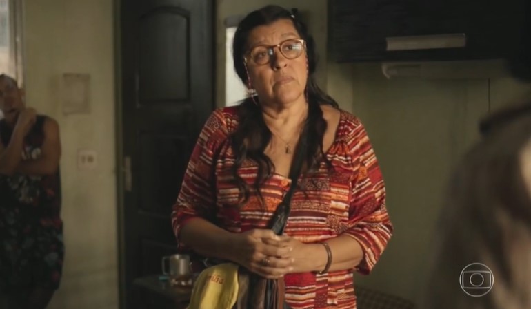 Regina Casé (Lurdes) em cena de Amor de Mãe, que caiu na audiência (Foto: Reprodução/Globo)