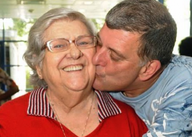A atriz Hilda Rebello, que morreu dois meses após o filho, Jorge Fernando, apareceu em vídeo(Foto: Reprodução)