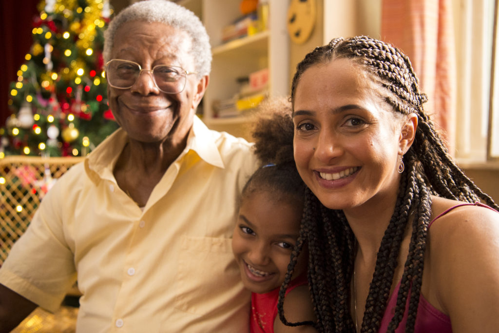 Orlando (Milton Gonçalves), Vera (Camila Pitanga) e Letícia (Gabriely Mota) no especial Juntos a Magia Acontece da Globo e Coca-Cola