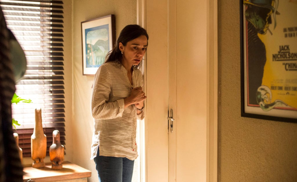 Natália (Clarissa Kiste) está nervosa com o aparecimento de Durval (Enrique Diaz