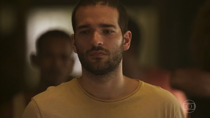 Sandro (Humberto Carrão) colocará Lurdes (Regina Casé) para cometer crime em Amor de Mãe, novela das nove da Globo (Foto: Reprodução/Globo)